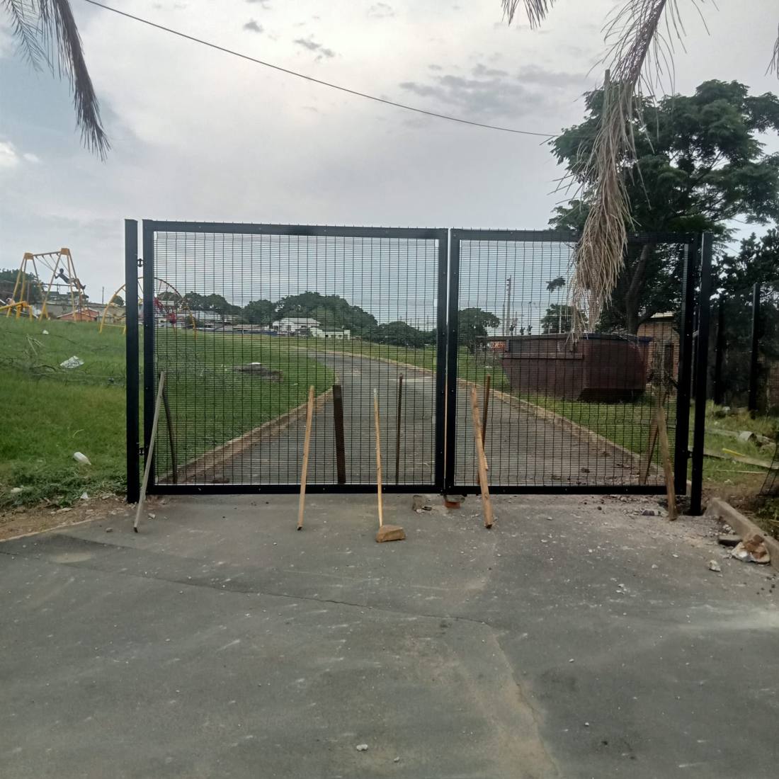Mesh security double gate installation
