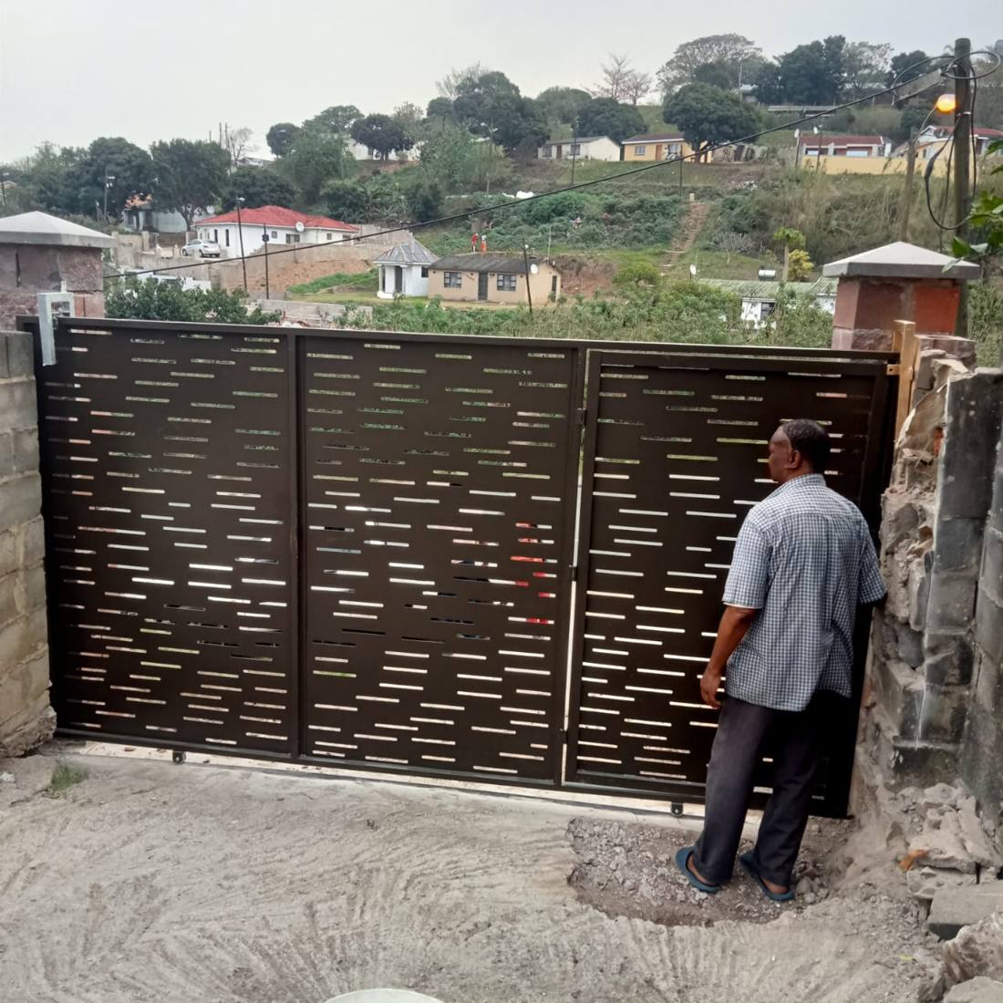 Laser-cut pattern steel sliding driveway gate